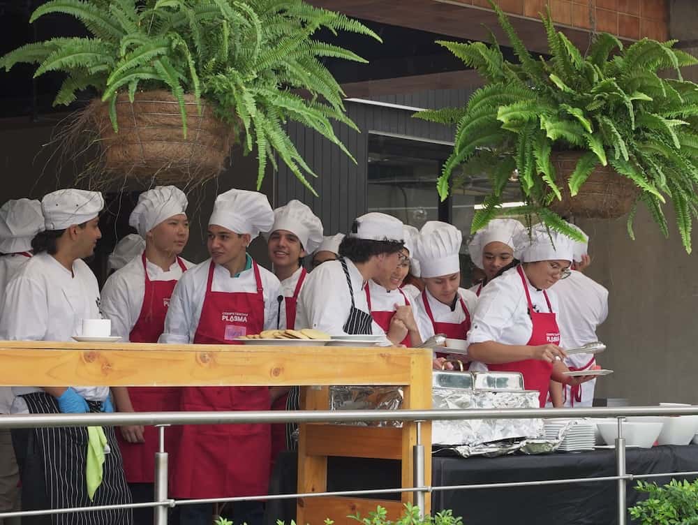 estudiantes conversando - competencias plasma gastronomia 4