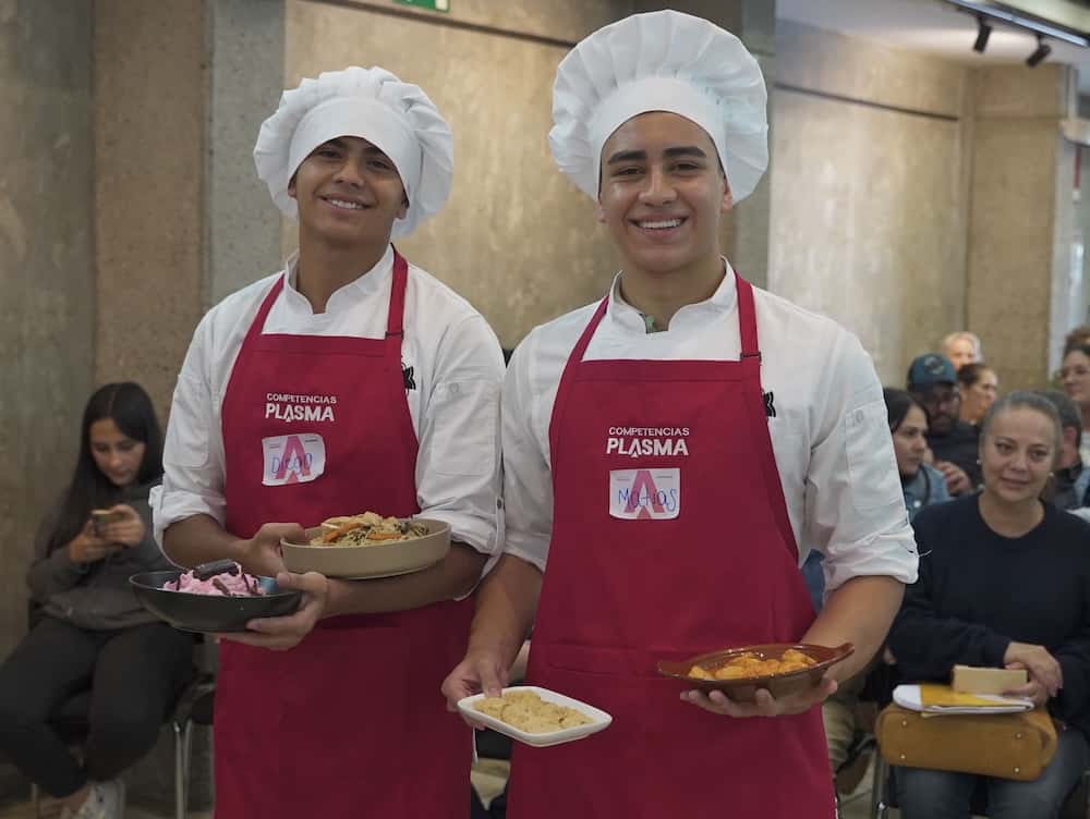 estudiantes conversando - competencias plasma gastronomia 6