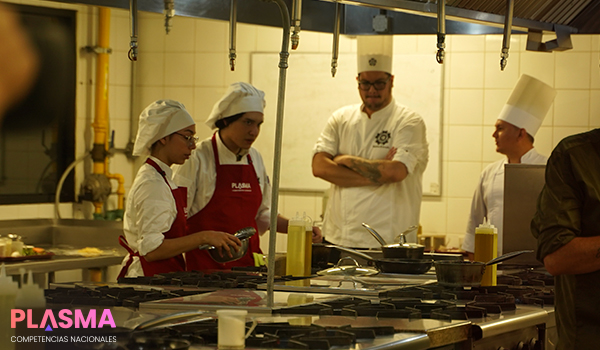 estudiantes conversando - competencias plasma gastronomia 10