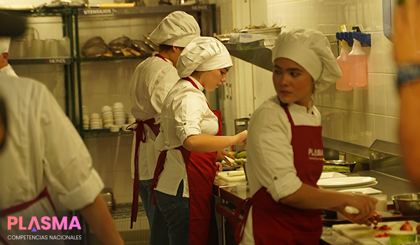 estudiantes conversando - competencias plasma gastronomia 11