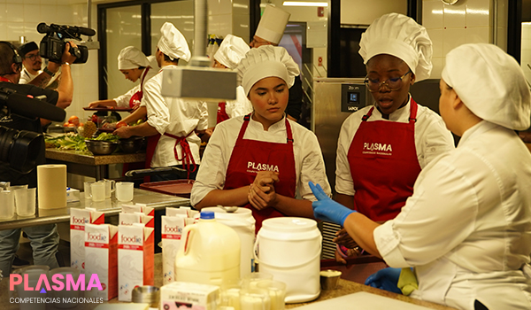 estudiantes conversando - competencias plasma gastronomia 14